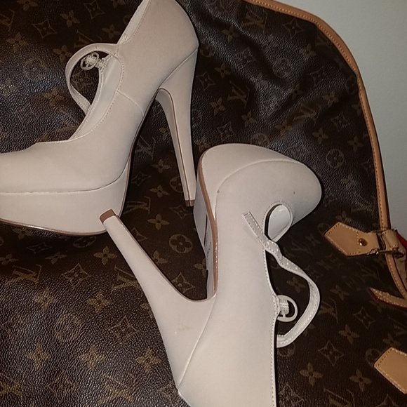 Heels - Picture 3 of 3